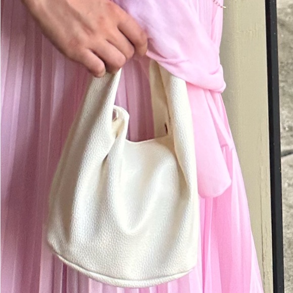 Off white small bucket bag - Picture 1 of 7